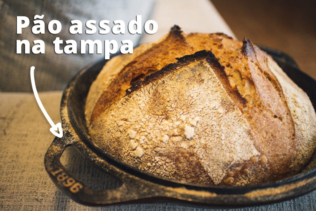 Pão artesanal assado na tampa da panela de ferro
