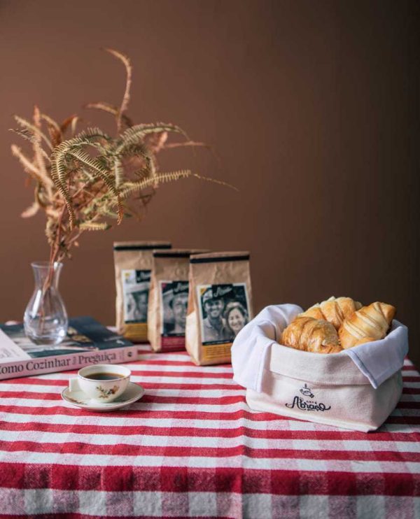 Kit 3: Cumbuca em tecido para pães e biscoitos, com guardanapo e 03 pacotes de cafés.