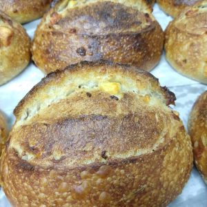 Pão caseiro artesanal de polenta com queijo