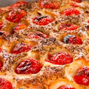 Schiacciata de tomatinho cereja e parmesão fresco (