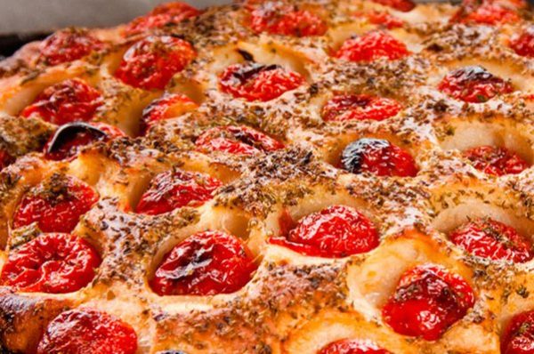 Schiacciata de tomatinho cereja e parmesão fresco (