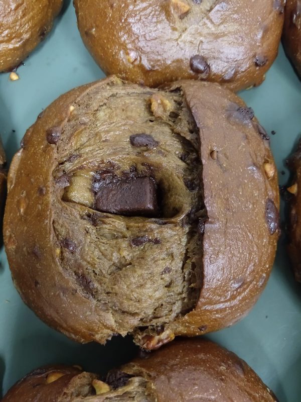 Pão de chocolates branco e meio amargo com castanhas (380 gramas) *