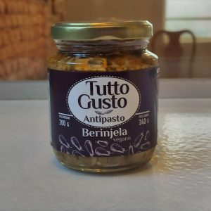Antipasto dee beringela para comer com pão de fermentação natural