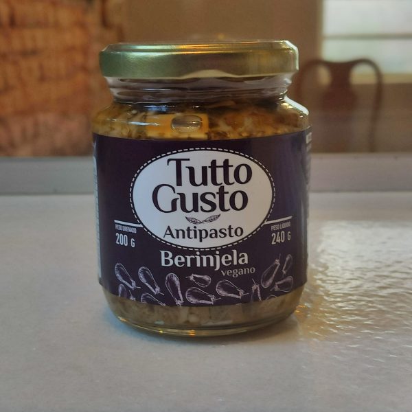 Antipasto dee beringela para comer com pão de fermentação natural